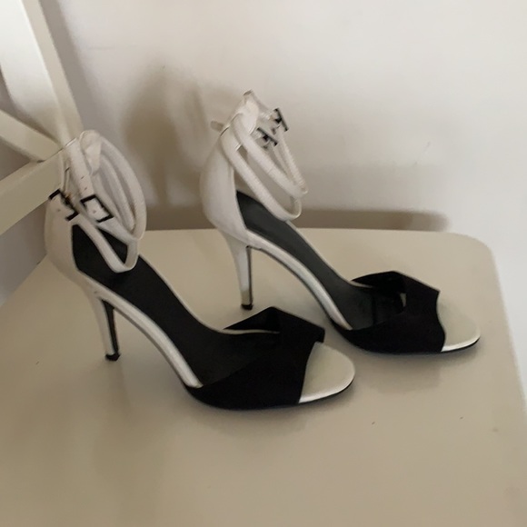 Heeled sandals in white and black - Picture 2 of 5